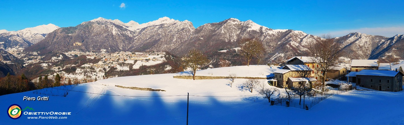 09 Pos-Castello con da sx monti Menna-Alben-Suchello e paesi Serina Cornalba-Costa Serina.jpg